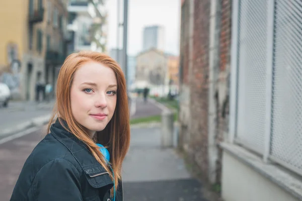 Vacker flicka poserar i stadens gator — Stockfoto