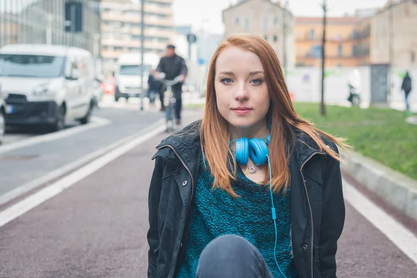 Belle fille posant dans les rues de la ville — Photo