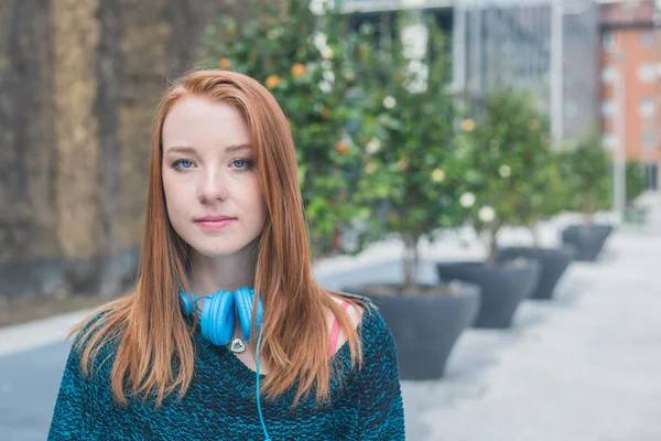 Mooi meisje poseren in de straten van de stad — Stockfoto