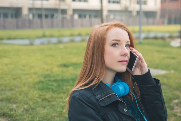 美しい少女都市文脈に電話で話しています。 — ストック写真