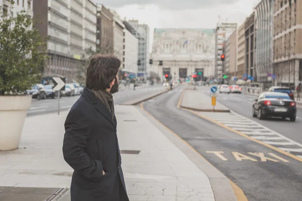 Joven hombre barbudo guapo posando en las calles de la ciudad — Foto de Stock