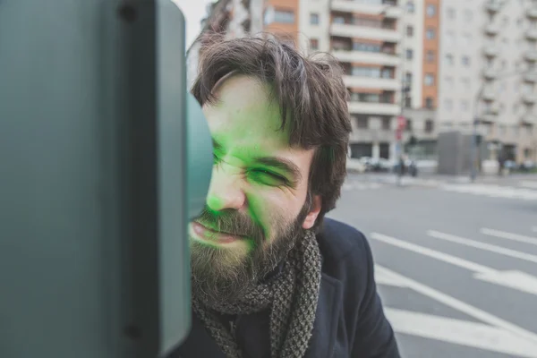 Joven hombre barbudo guapo posando en las calles de la ciudad — Foto de Stock