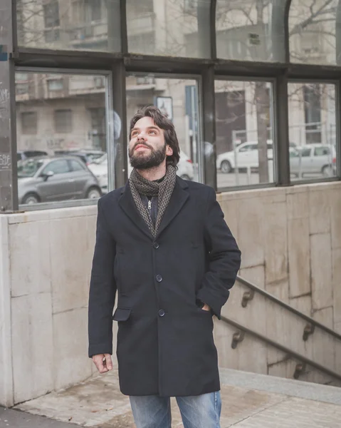 Joven hombre barbudo guapo posando en las calles de la ciudad — Foto de Stock