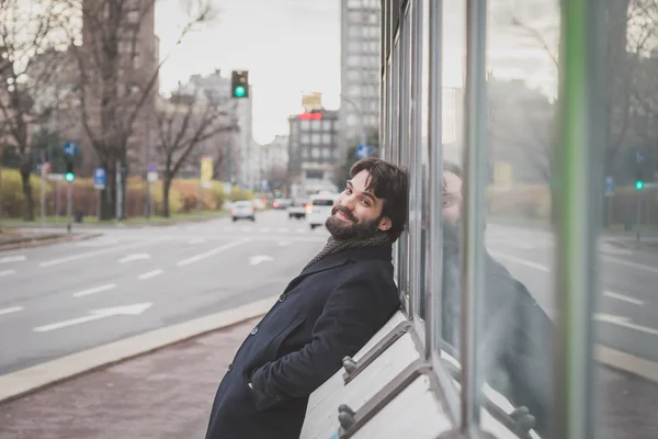 Genç yakışıklı sakallı adam şehir sokaklarını poz — Stok fotoğraf