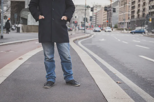 Detail of a young man posing in the city streets — Stock Photo, Image