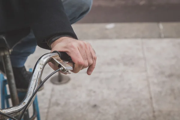 Detail of a young man posing with his bicyle — Stock Photo, Image