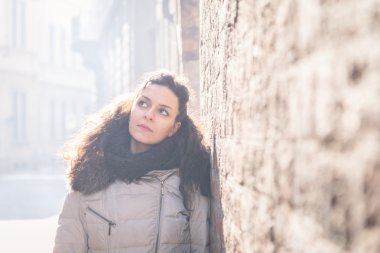 Şehir sokaklarını poz güzel genç esmer