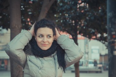 Şehir sokaklarını poz güzel genç esmer