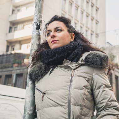 Şehir sokaklarını poz güzel genç esmer