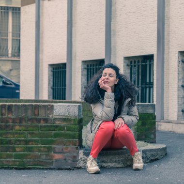 Şehir sokaklarını poz güzel genç esmer