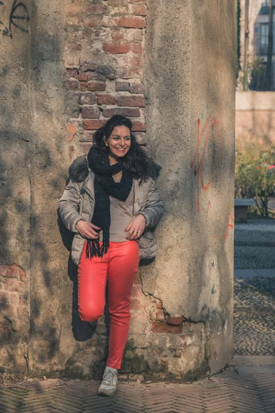 Beautiful young brunette posing in the city streets — Stock Photo, Image