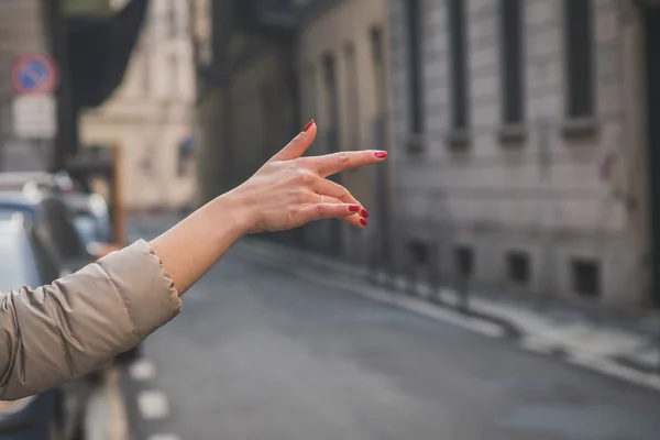 Ženská ruka ukazující v ulicích města — Stock fotografie