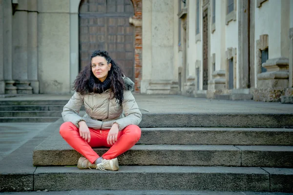 Linda jovem morena posando nas ruas da cidade — Fotografia de Stock