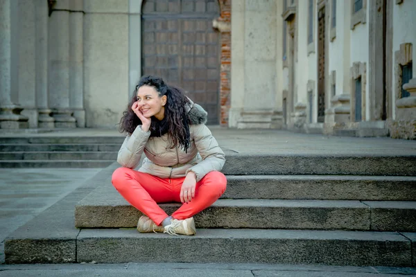 Beautiful young brunette posing in the city streets — Stock Photo, Image