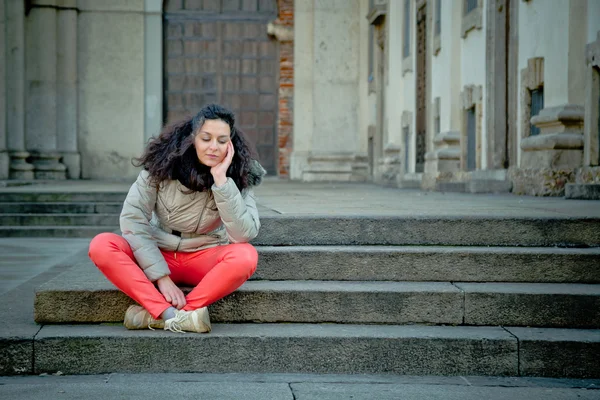 Mooie jonge brunette poseren in de straten van de stad — Stockfoto