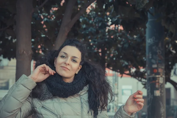 Linda jovem morena posando nas ruas da cidade — Fotografia de Stock