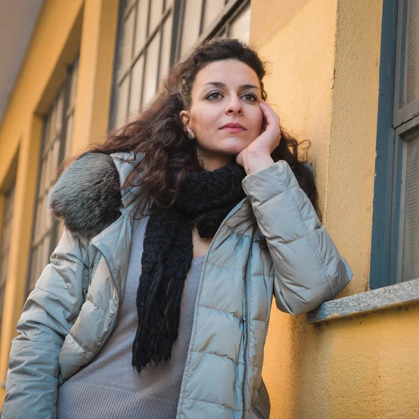 Linda jovem morena posando nas ruas da cidade — Fotografia de Stock