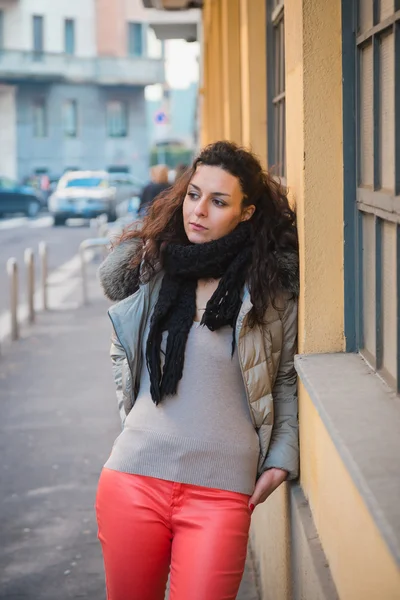 Hermosa joven morena posando en las calles de la ciudad —  Fotos de Stock