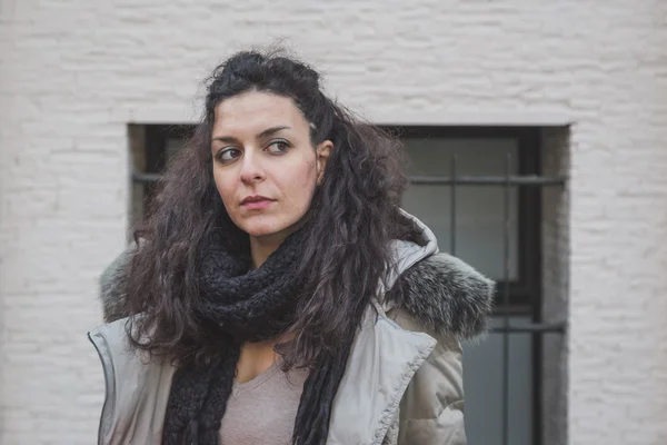 Mooie jonge brunette poseren in de straten van de stad — Stockfoto