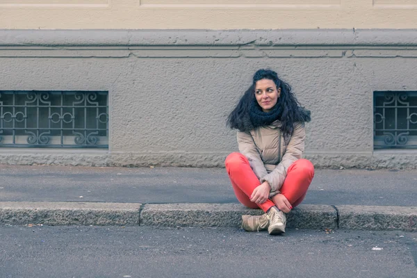 Mooie jonge brunette poseren in de straten van de stad — Stockfoto