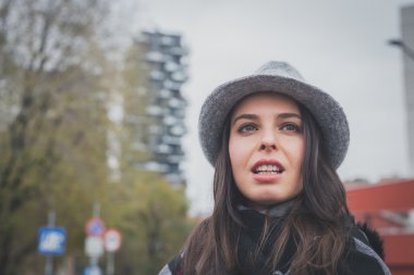 Şehir sokaklarını poz güzel genç esmer