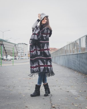 Şehir sokaklarını poz güzel genç esmer