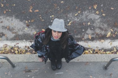 Güzel bir genç esmer şehir sokaklarını poz Üstten Görünüm