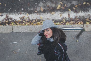 Güzel bir genç esmer şehir sokaklarını poz Üstten Görünüm