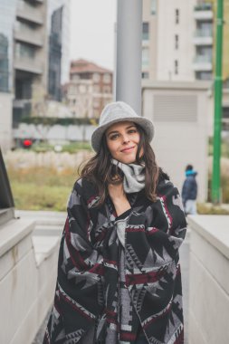 Şehir sokaklarını poz güzel genç esmer