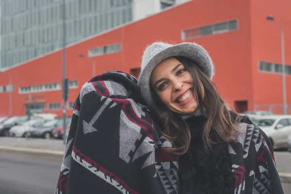 Linda jovem morena posando nas ruas da cidade — Fotografia de Stock