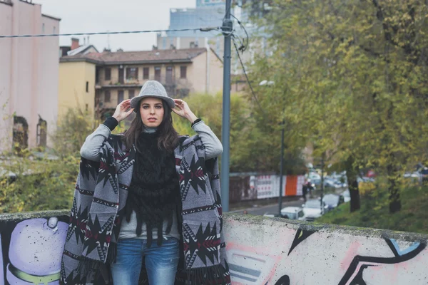 Hermosa joven morena posando en las calles de la ciudad —  Fotos de Stock