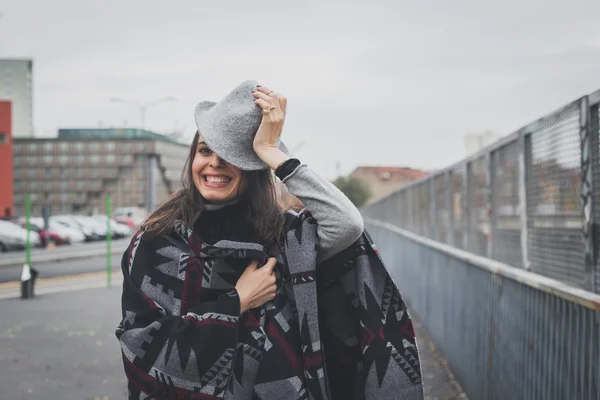 Mooie jonge brunette poseren in de straten van de stad — Stockfoto