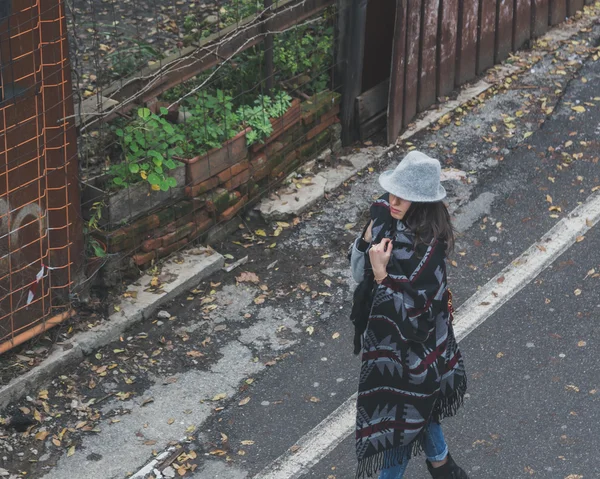 Belle jeune brune posant dans les rues de la ville — Photo