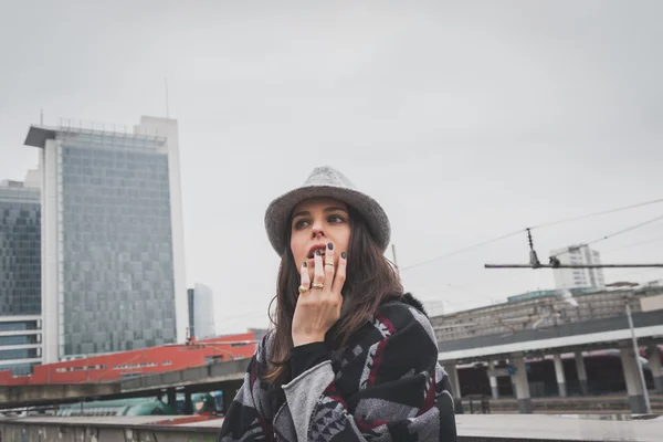 Bella giovane bruna in posa nelle strade della città — Foto Stock