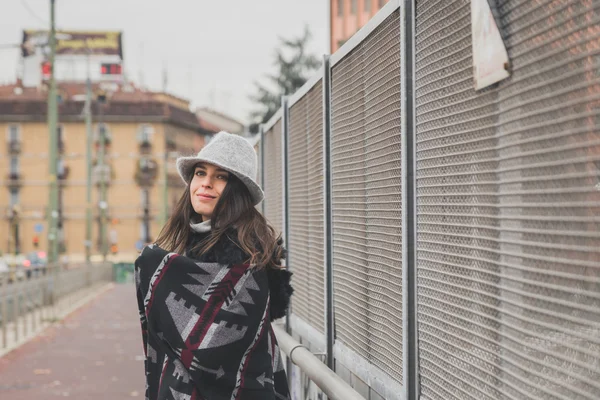 Hermosa joven morena posando en las calles de la ciudad — Foto de Stock