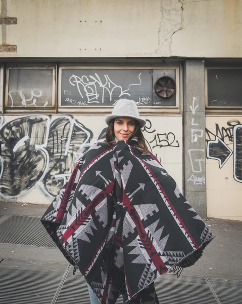 Schöne junge Brünette posiert in den Straßen der Stadt — Stockfoto