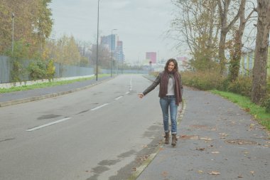 Güzel genç esmer otostop