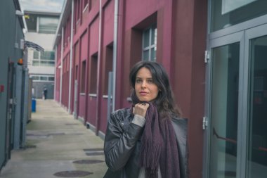 Şehir sokaklarını poz güzel genç esmer