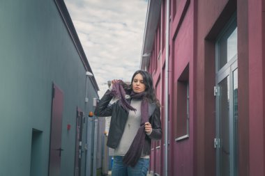 Şehir sokaklarını poz güzel genç esmer