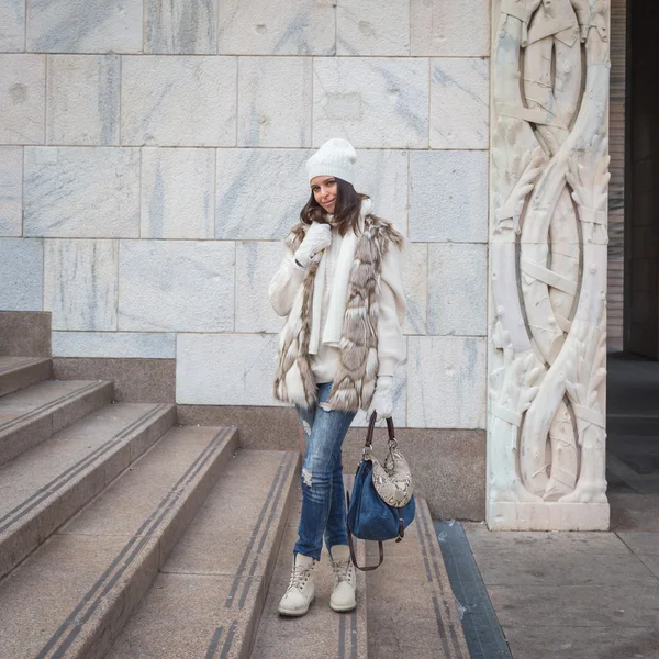 Hermosa joven posando en las calles de la ciudad —  Fotos de Stock