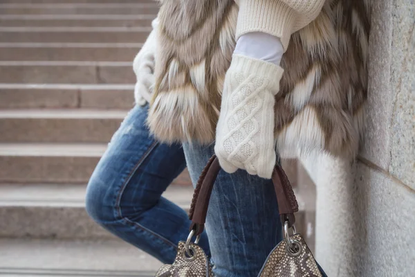 Détail d'une jeune femme posant dans les rues de la ville — Photo