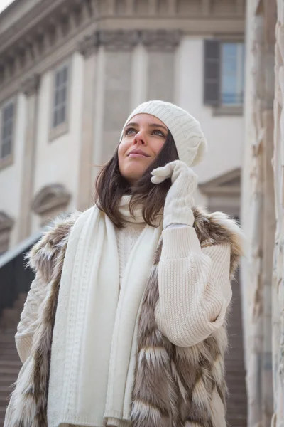 Beautiful young woman posing in the city streets — Stock Photo, Image