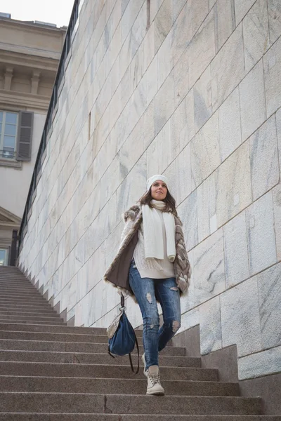 Hermosa joven posando en las calles de la ciudad — Foto de Stock