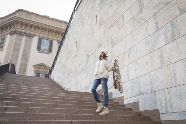 Bella giovane donna in posa per le strade della città — Foto Stock