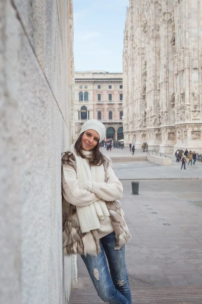 Hermosa joven posando en las calles de la ciudad — Foto de Stock