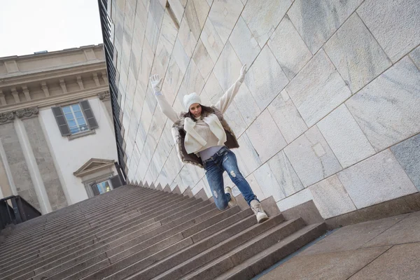 Hermosa joven mujer saltando escaleras abajo — Foto de Stock