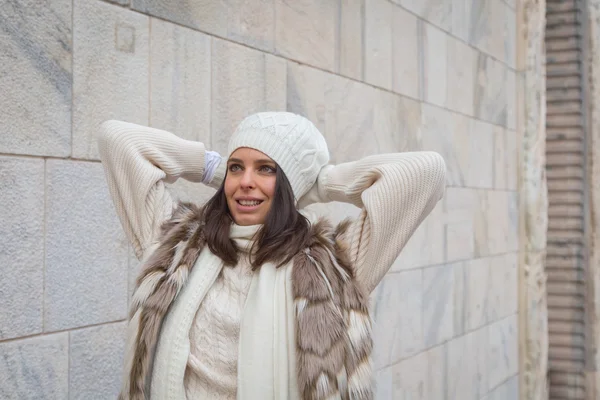 Beautiful young woman posing in the city streets — Stock Photo, Image