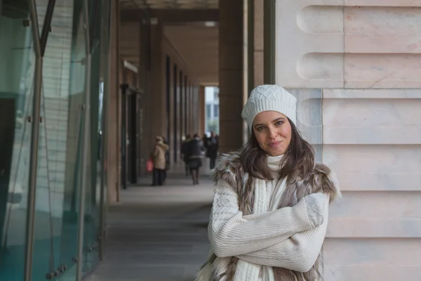 Mulher bonita posando nas ruas da cidade — Fotografia de Stock