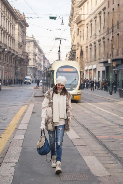 Hermosa joven caminando por las calles de la ciudad —  Fotos de Stock