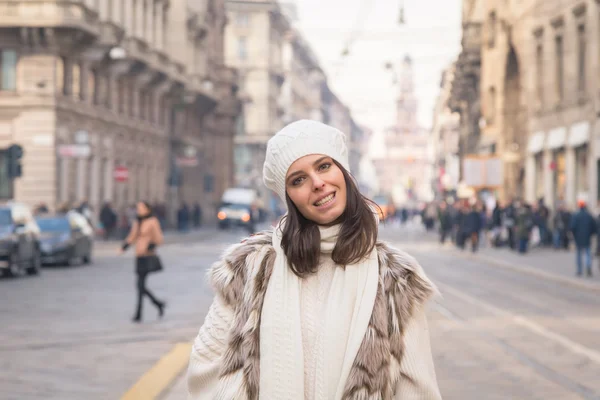 Hermosa joven posando en las calles de la ciudad — Foto de Stock